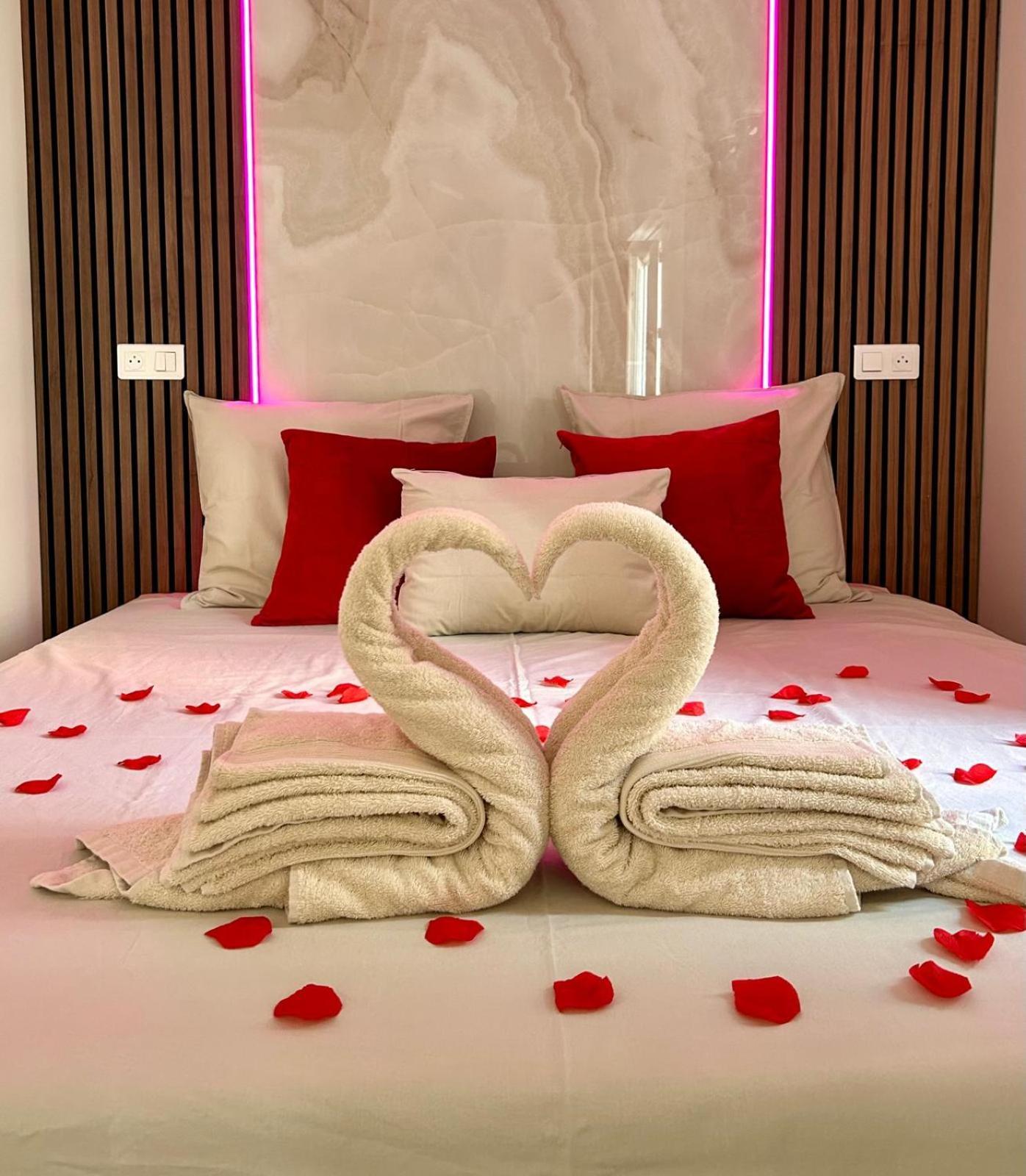 Intimate Escape - Seaside - Spa Bath - Wifi - Ac Ница Екстериор снимка